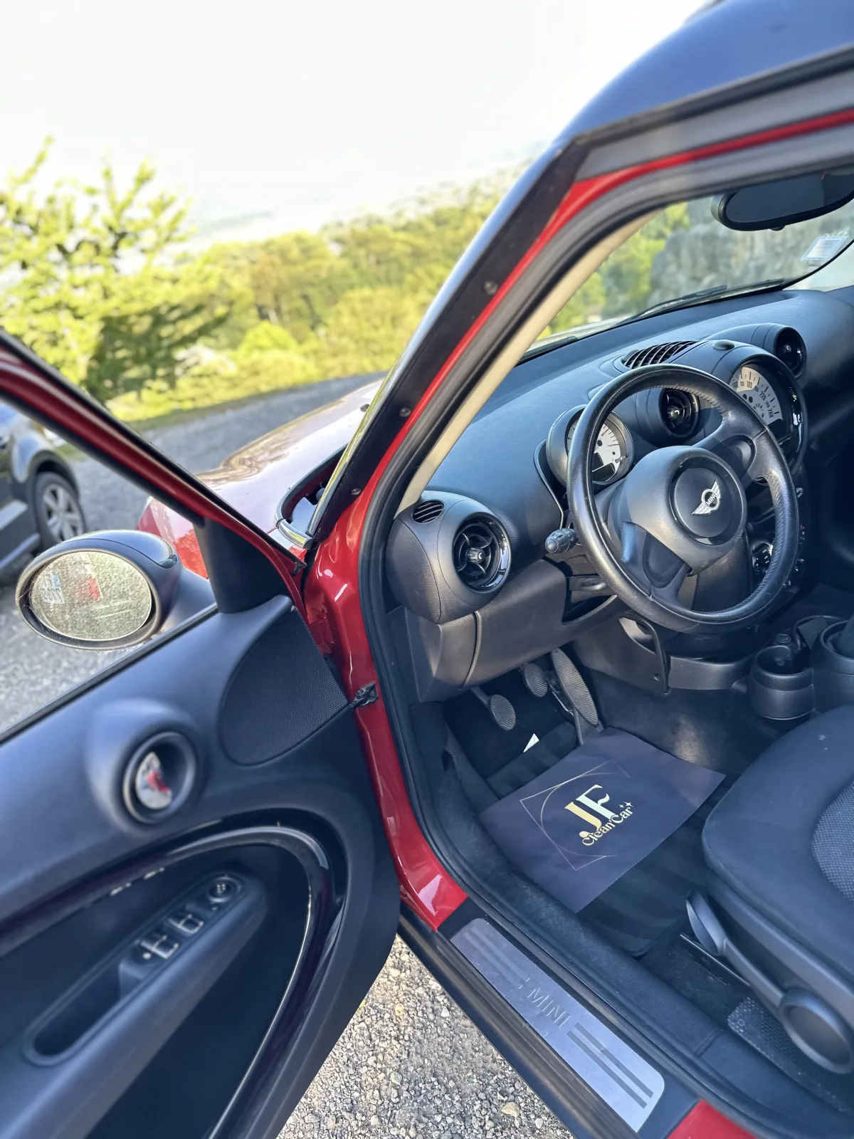 Intérieur de voiture nettoyé et prêt pour la vente